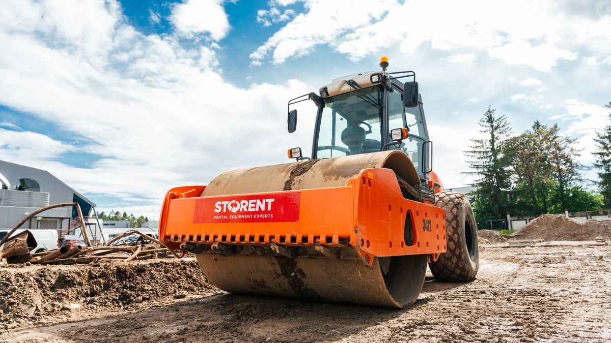 Compacteur vibrant sur un chantier de terrassement ensoleillé