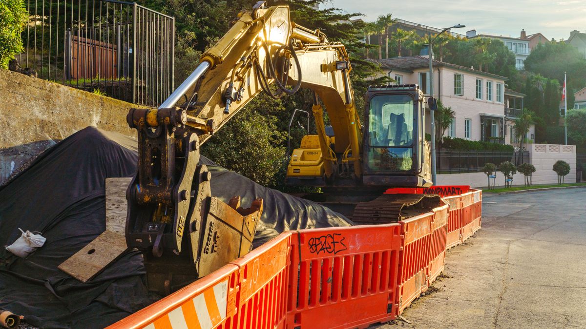 Pelleteuse sur un chantier de terrassement en zone résidentielle