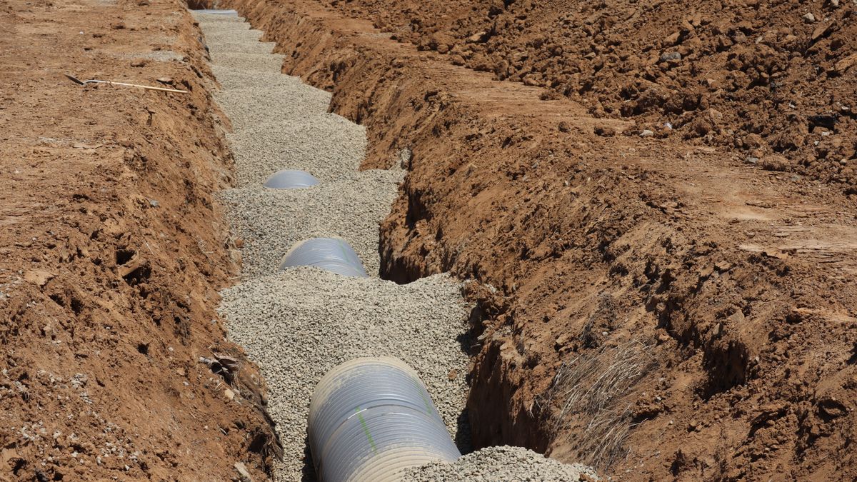 Vue détaillée d'une tranchée avec pose de canalisation sur un chantier